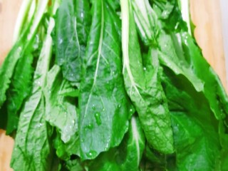 1、火腿午餐肉蔬菜饭团,小白菜清洗干净备用