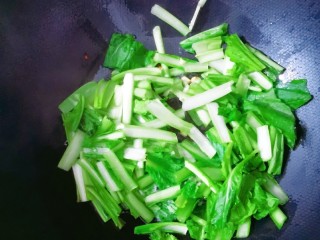 3、火腿午餐肉蔬菜饭团,放入小白菜