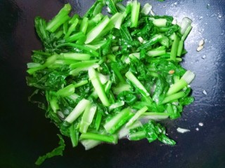 4、火腿午餐肉蔬菜饭团,翻炒均匀