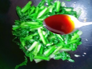 5、火腿午餐肉蔬菜饭团,加入蚝油