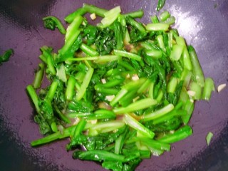 6、火腿午餐肉蔬菜饭团,翻炒均匀即可