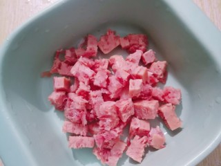 8、火腿午餐肉蔬菜饭团,用刀切块