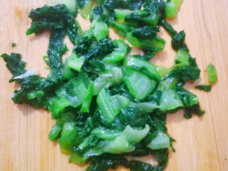 9、火腿午餐肉蔬菜饭团,炒好的小白菜切末