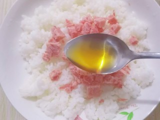 10、火腿午餐肉蔬菜饭团,米饭放入盆，加入一小勺香油，半小勺盐，放入午餐肉