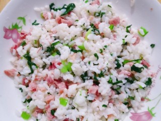 12、火腿午餐肉蔬菜饭团,搅拌均匀即可