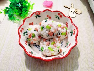 13、火腿午餐肉蔬菜饭团,做好的午餐肉饭团