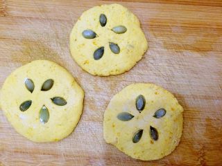 9、南瓜饼,按扁，嵌上炒熟的南瓜仁