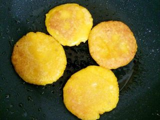 11、南瓜饼,煎至两面金黄即可