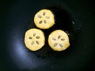 10、南瓜饼,锅烧热放油，放入做好的南瓜饼，不要着急翻，等到可以轻轻晃动的时候翻面煎