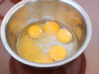1、芭比娃娃蛋糕,3.蛋黄中加入水 油 