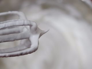 3、芭比娃娃蛋糕,6.蛋白分三次加糖打发至硬性发泡