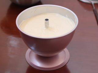 4、芭比娃娃蛋糕,8.倒入芭比模具中 轻震模具震出大气泡