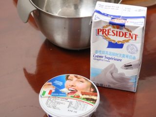 6、芭比娃娃蛋糕,11.打发淡奶油加入几滴红色色素