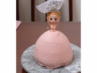 7、芭比娃娃蛋糕,12. 先抹面 （网上有那种抹面用的塑料片 可以抹这种有弧度的蛋糕 可以搜下）再裱花即可