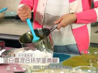 9、抹茶红豆卷,然后刮一勺到抹茶糊里混合均匀，再倒回剩余的蛋白霜里面翻版均匀
