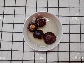 1、糯米酿鸡翅,冬菇先提前泡发
