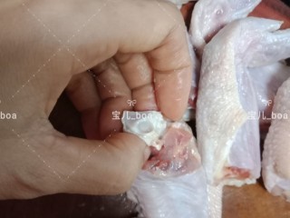4、糯米酿鸡翅,拿着骨头扭几下就很轻易的拿出来了,
