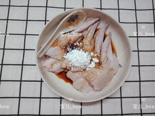 6、糯米酿鸡翅,加入所有的配料,除蜂蜜