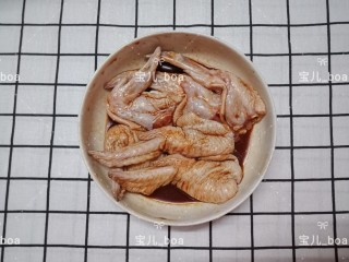 7、糯米酿鸡翅,抓均匀,腌制一个小时左右