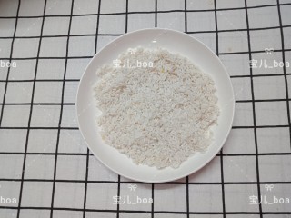 8、糯米酿鸡翅,糯米洗干净,沥一下水铺开