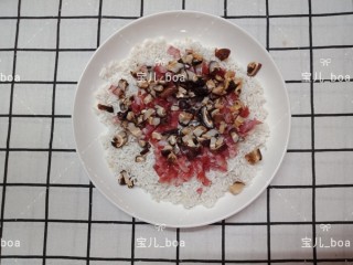 9、糯米酿鸡翅,铺上腊肠和冬菇