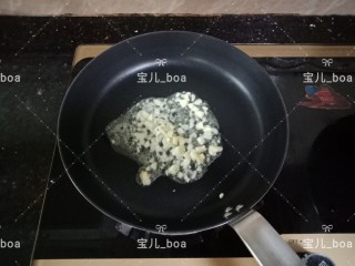 11、糯米酿鸡翅,锅里倒入油烧热,放入大蒜末爆香