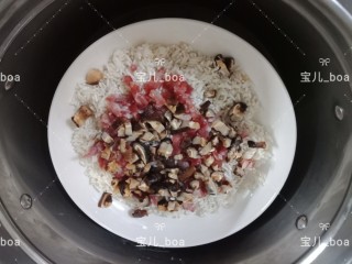 10、糯米酿鸡翅,放锅里蒸熟,大概要30分钟左右,看到糯米变透明就可以了,也可以放高压锅里蒸,时间比较快