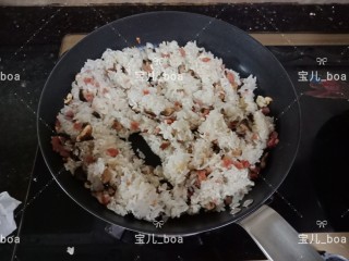 12、糯米酿鸡翅,倒入蒸熟的糯米翻炒均匀