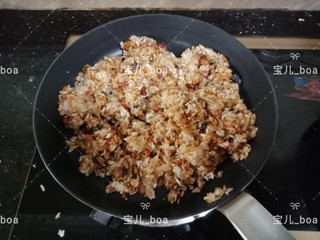 13、糯米酿鸡翅,接着加入1/2汤匙的生抽,1/3汤匙的老抽,1/3汤匙的白糖,翻炒一分钟左右