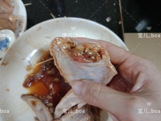 14、糯米酿鸡翅,把炒好的糯米搓成团子酿入鸡翅中