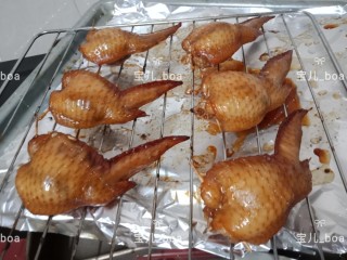 17、糯米酿鸡翅,拿出来刷上蜂蜜,再放烤箱烤5分钟