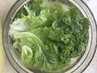 1、越南春卷,生菜用温水清洗  浸泡一会  去除农药残留    控干备用