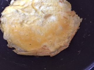 2、越南春卷,鸡蛋加适量盐   胡椒粉摊一个鸡蛋饼    晾凉   切丝备用