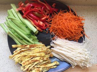 3、越南春卷,黄瓜切丝（不要擦成丝 那样水分太大）胡萝卜擦丝  鸡蛋饼切丝   彩椒切丝