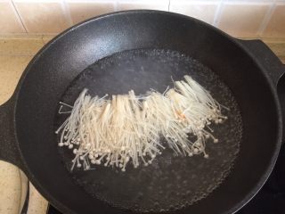 4、越南春卷,金针菇   豆芽   胡萝卜   焯水控干备用