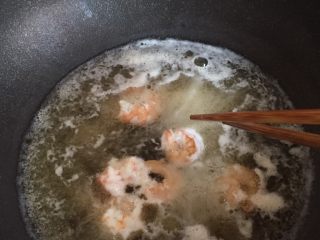 5、越南春卷,青虾去头  去虾线   洗净   水开后加料酒焯熟