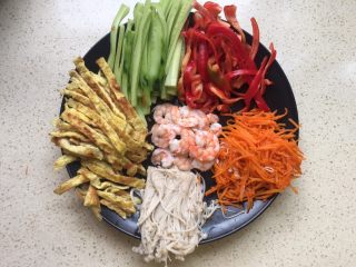 6、越南春卷,所有材料切好   下一步准备蘸料