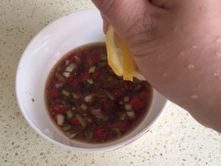 7、越南春卷,小米椒切丁  葱切丁   蒜切丁或捣成蒜泥    倒入鱼露   味极鲜   醋   最重要   最重要   一定要放柠檬汁????   根据自己的口味  也可以放点糖     或者盐   觉得稠了  可以适当加点水