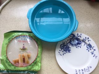 8、越南春卷,准备一盆温水   用来泡春卷皮   一个平盘   方便卷春卷
