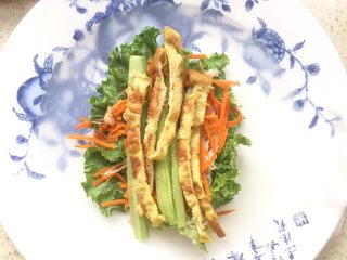 11、越南春卷,将泡好后的米皮平铺于盘子中    最下层放虾仁  然后依次放上生菜  金针菇   黄瓜丝  豆芽   彩椒丝   鸡蛋丝等