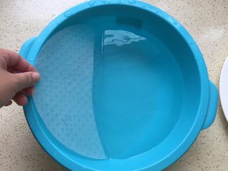 9、越南春卷,将米皮放入水中    切记不要用力压   待它自然变软