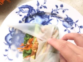 12、越南春卷,先将一边卷起   然后两头卷起   最后卷起另一边