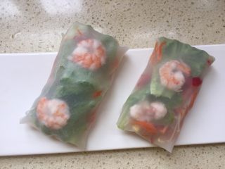 13、越南春卷,包好后的样子    可以直接蘸料开吃啦   想要方便  美观一点  就对半切开哦