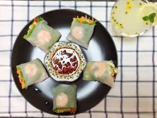 14、越南春卷,切好   摆盘  上桌     清爽美味   