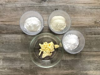 1、金宝顶蓝莓麦芬,先来制作香酥粒：所有材料都称量好，黄油切成小丁