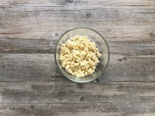 3、金宝顶蓝莓麦芬,用手抓匀成小颗粒，放冰箱冷藏备用。