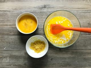 4、金宝顶蓝莓麦芬,黄油加淡奶油隔水融化待凉。准备好蛋液和柠檬屑。