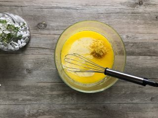 5、金宝顶蓝莓麦芬,凉至手温时加入蛋液和柠檬屑。