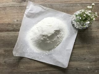 7、金宝顶蓝莓麦芬,低筋面粉、细砂糖、盐、泡打粉，混合过筛。