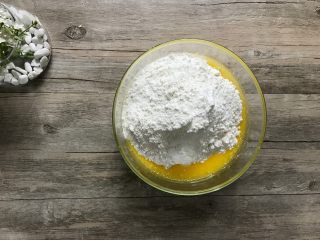 8、金宝顶蓝莓麦芬,将粉类倒入之前准备好的液体中。